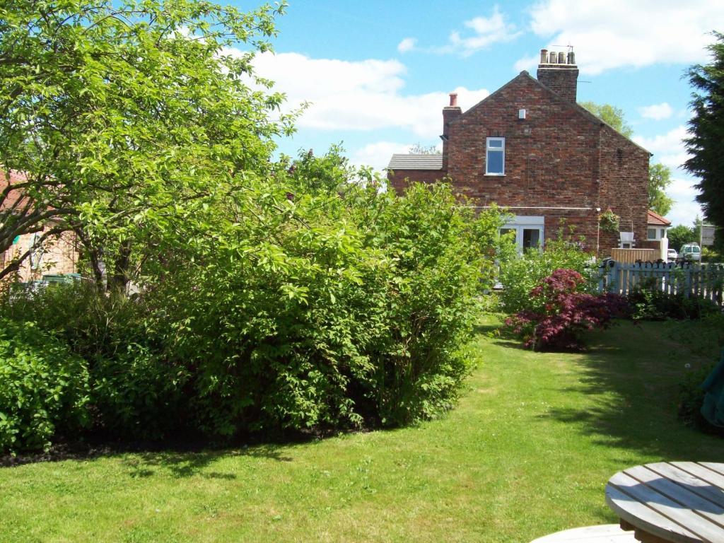 Fifth Milestone Cottage Dunnington Экстерьер фото