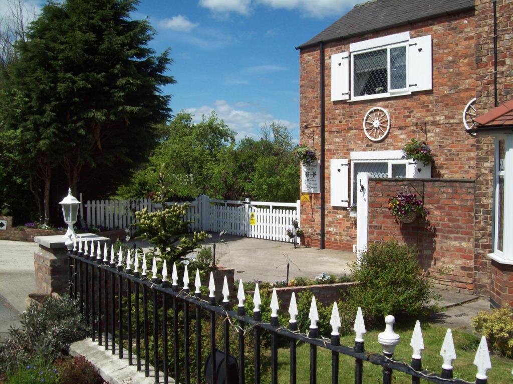 Fifth Milestone Cottage Dunnington Экстерьер фото